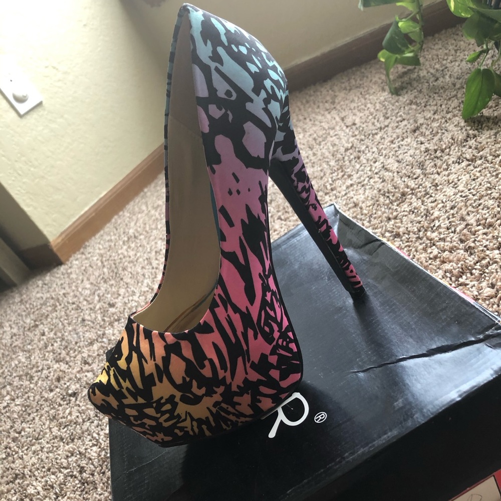 🟢Show Stopping Multicolored Platform Heels🔵